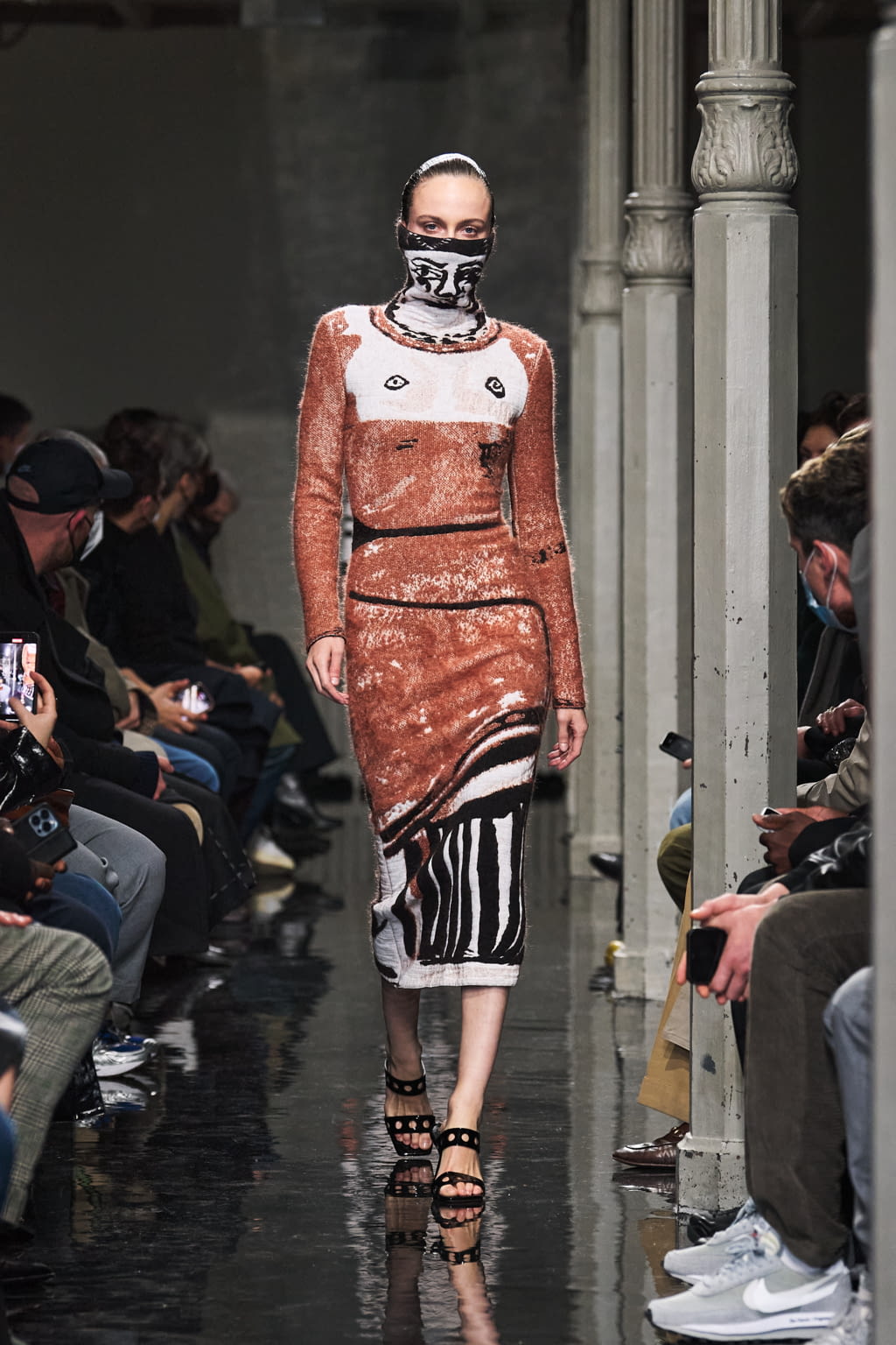 Fashion Week Paris Fall/Winter 2022 look 40 from the Alaïa collection womenswear