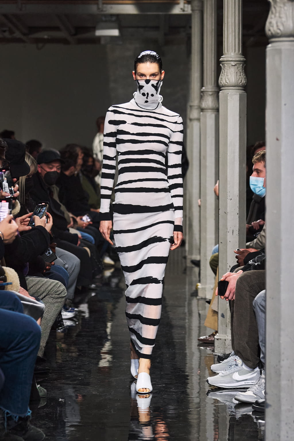 Fashion Week Paris Fall/Winter 2022 look 41 from the Alaïa collection 女装
