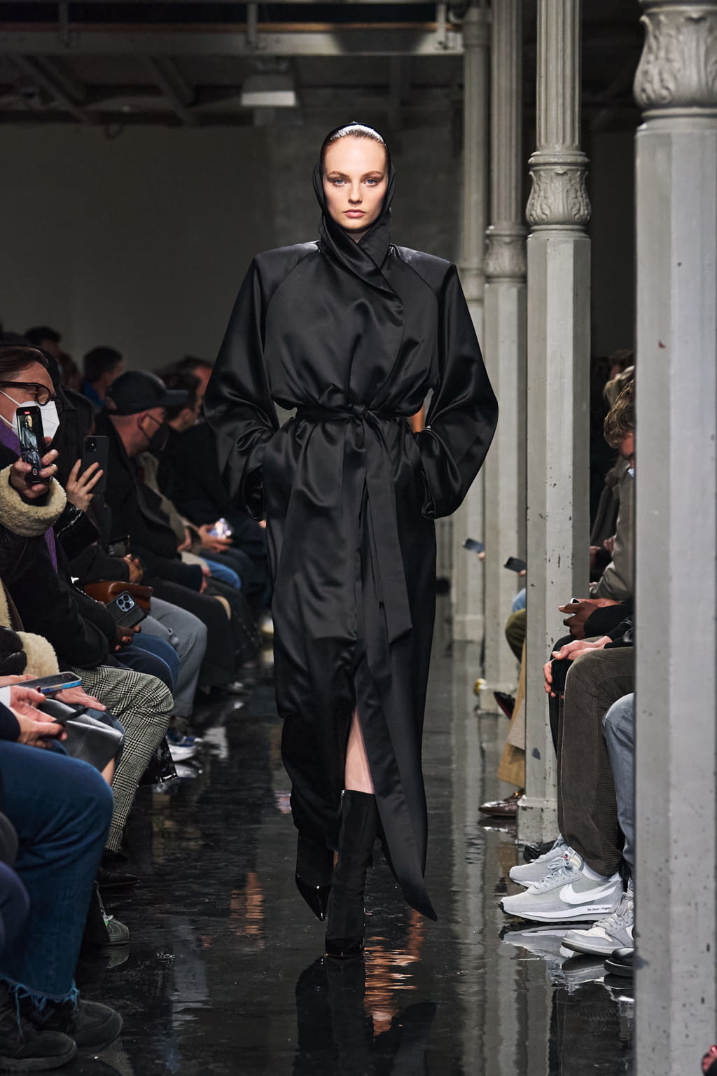 Fashion Week Paris Fall/Winter 2022 look 42 from the Alaïa collection womenswear
