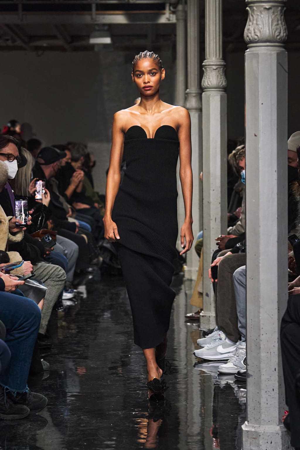 Fashion Week Paris Fall/Winter 2022 look 43 from the Alaïa collection womenswear