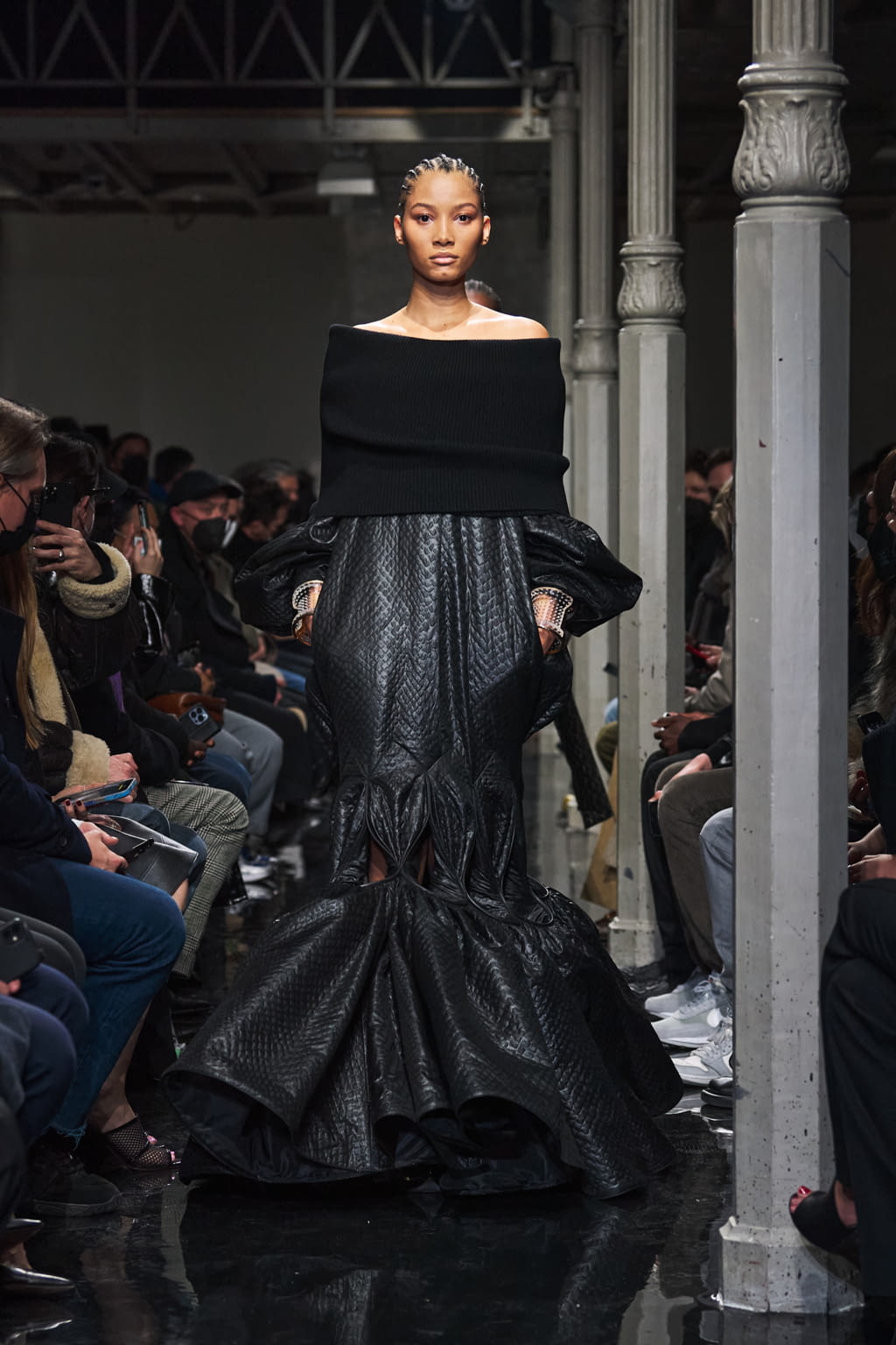 Fashion Week Paris Fall/Winter 2022 look 44 from the Alaïa collection 女装