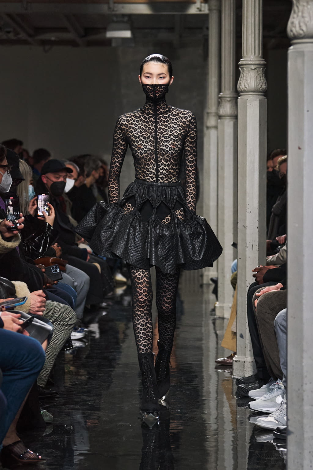 Fashion Week Paris Fall/Winter 2022 look 46 from the Alaïa collection womenswear