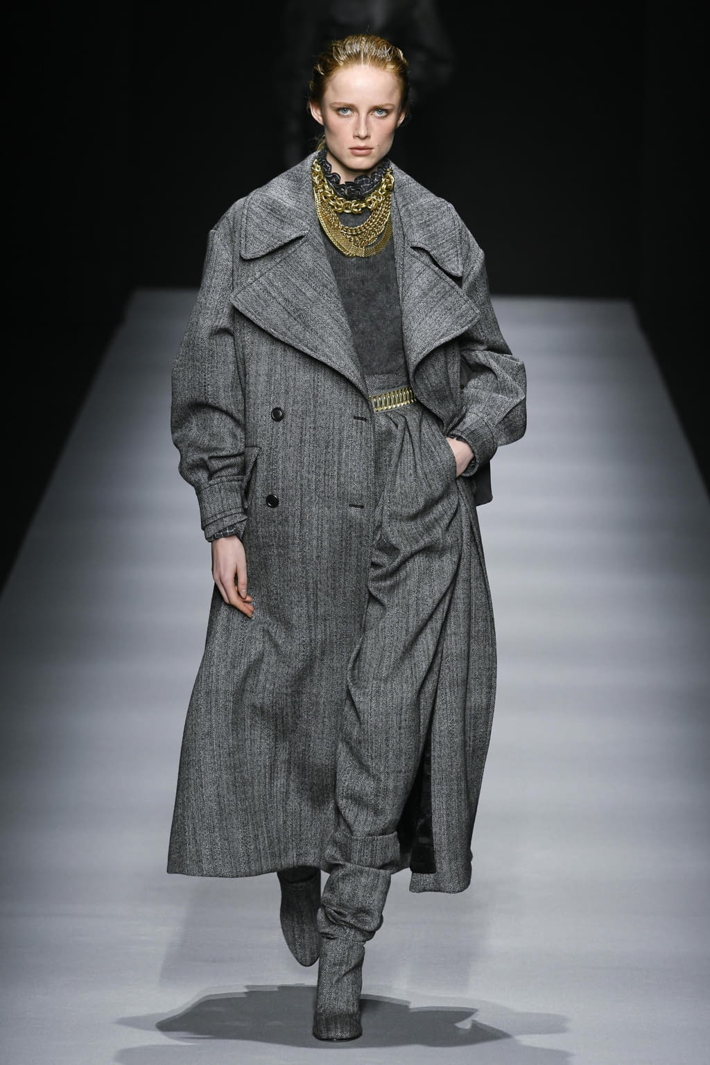 Fashion Week Milan Fall/Winter 2020 look 4 from the Alberta Ferretti collection 女装