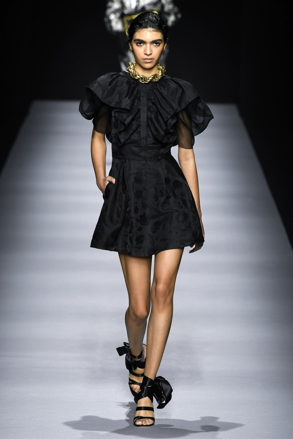 Fashion Week Milan Fall/Winter 2020 look 36 from the Alberta Ferretti collection 女装