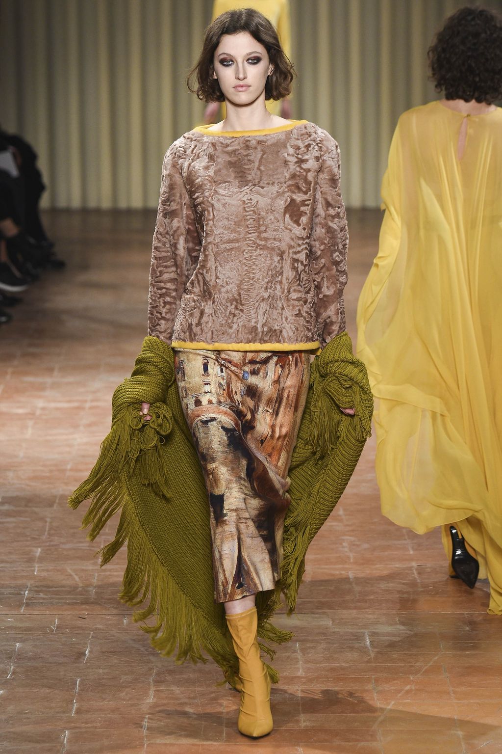 Fashion Week Milan Fall/Winter 2017 look 23 from the Alberta Ferretti collection womenswear