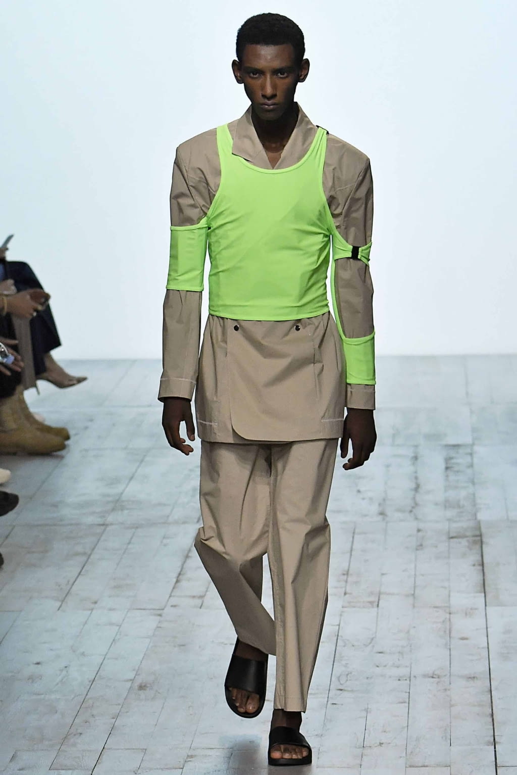 Fashion Week London Spring/Summer 2019 look 1 from the Alex Mullins collection 男装
