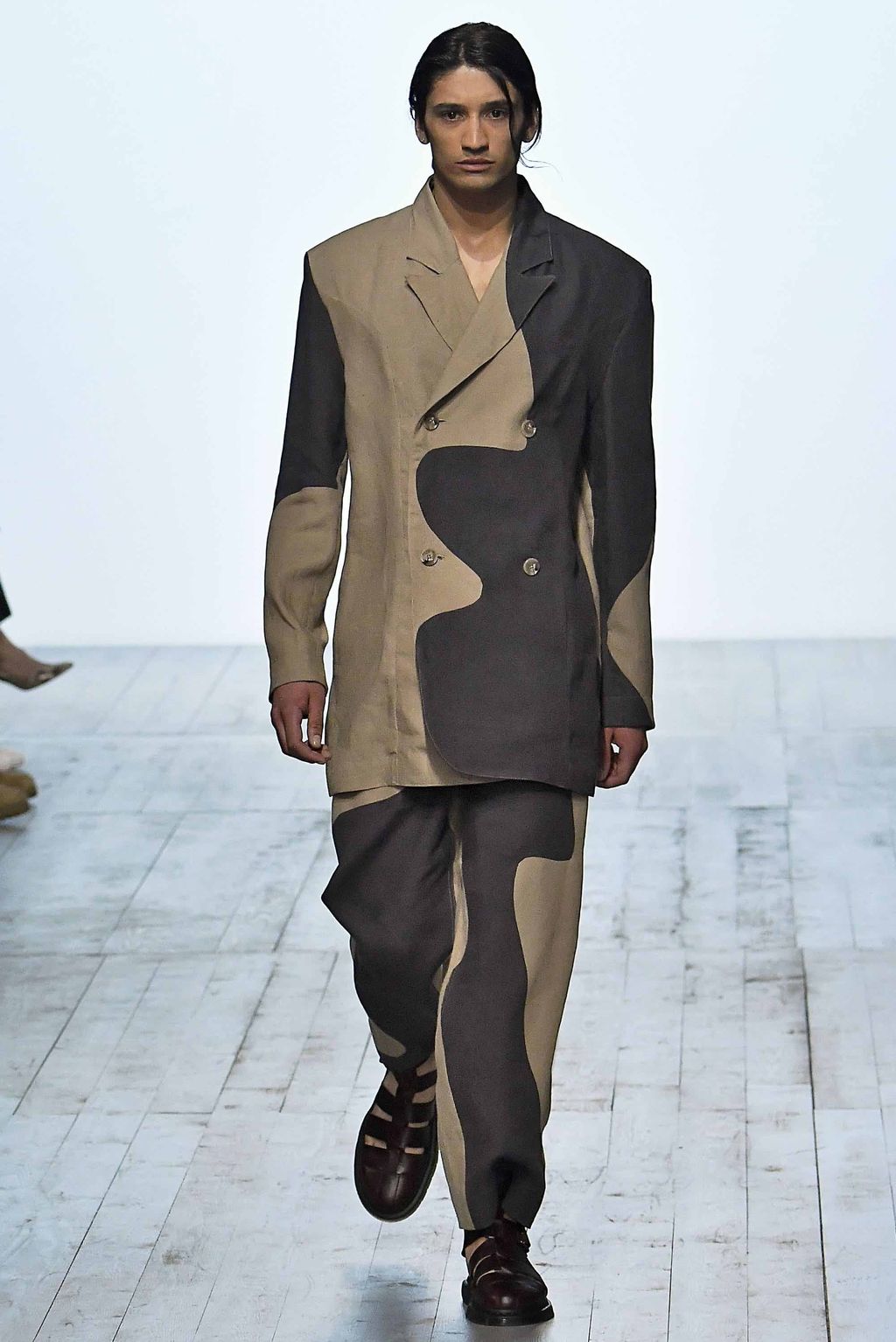 Fashion Week London Spring/Summer 2019 look 7 from the Alex Mullins collection menswear