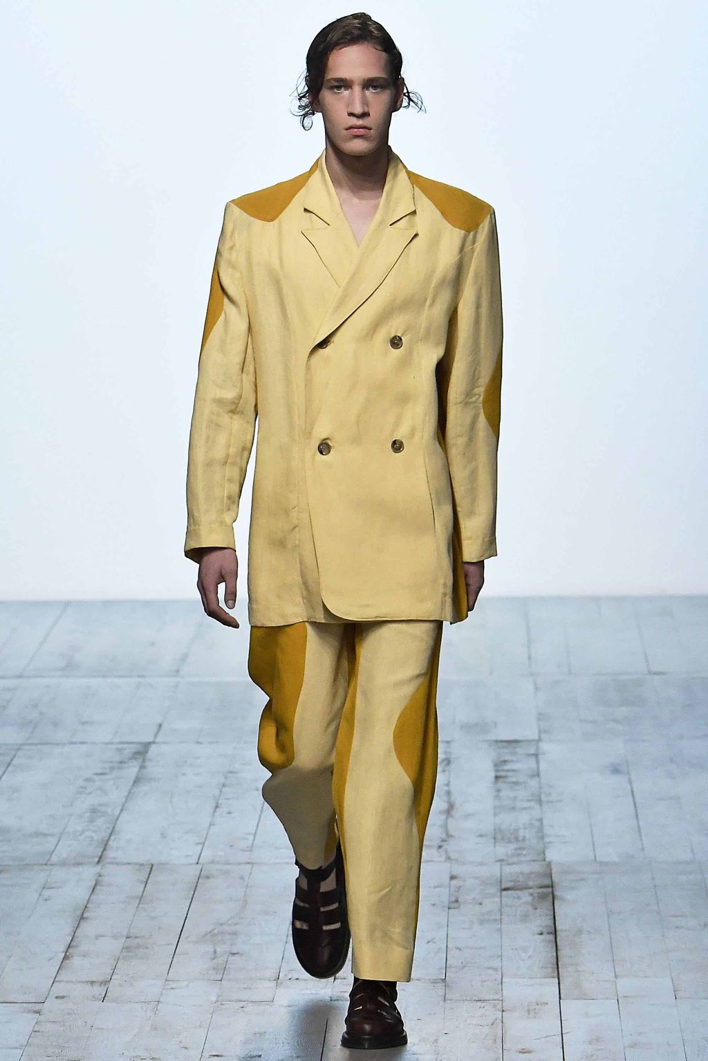 Fashion Week London Spring/Summer 2019 look 8 from the Alex Mullins collection menswear