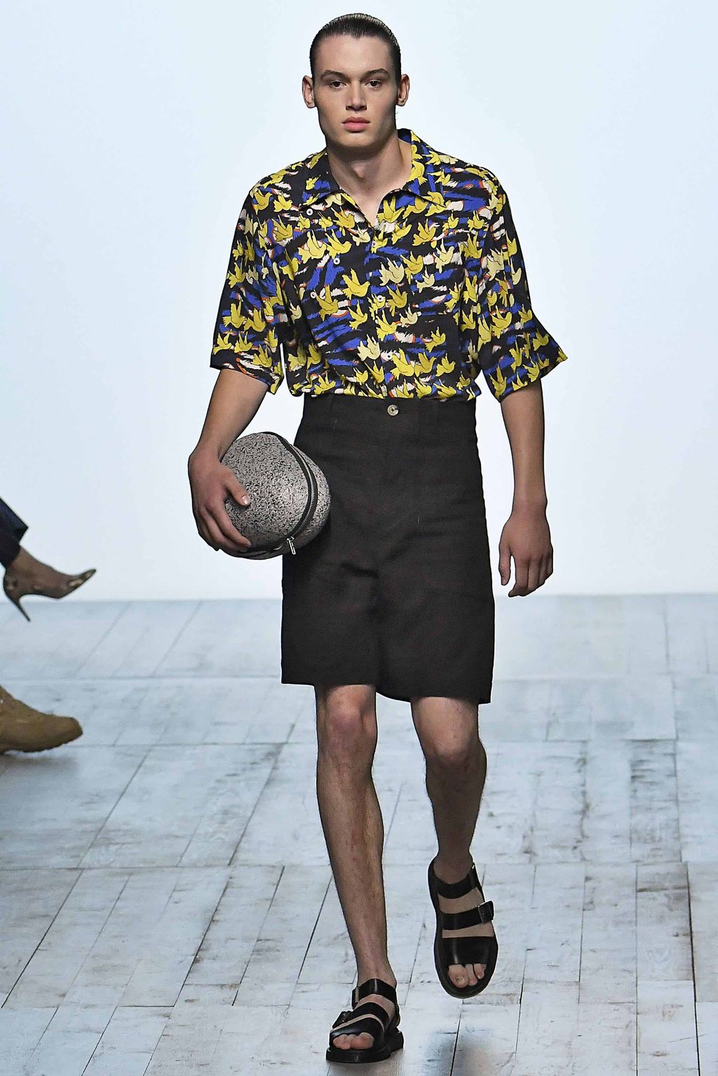 Fashion Week London Spring/Summer 2019 look 13 from the Alex Mullins collection menswear