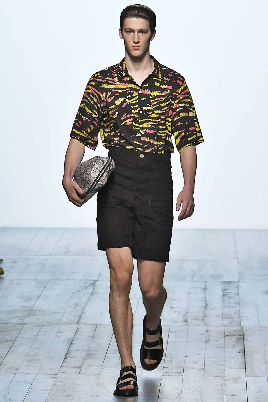 Fashion Week London Spring/Summer 2019 look 14 de la collection Alex Mullins menswear