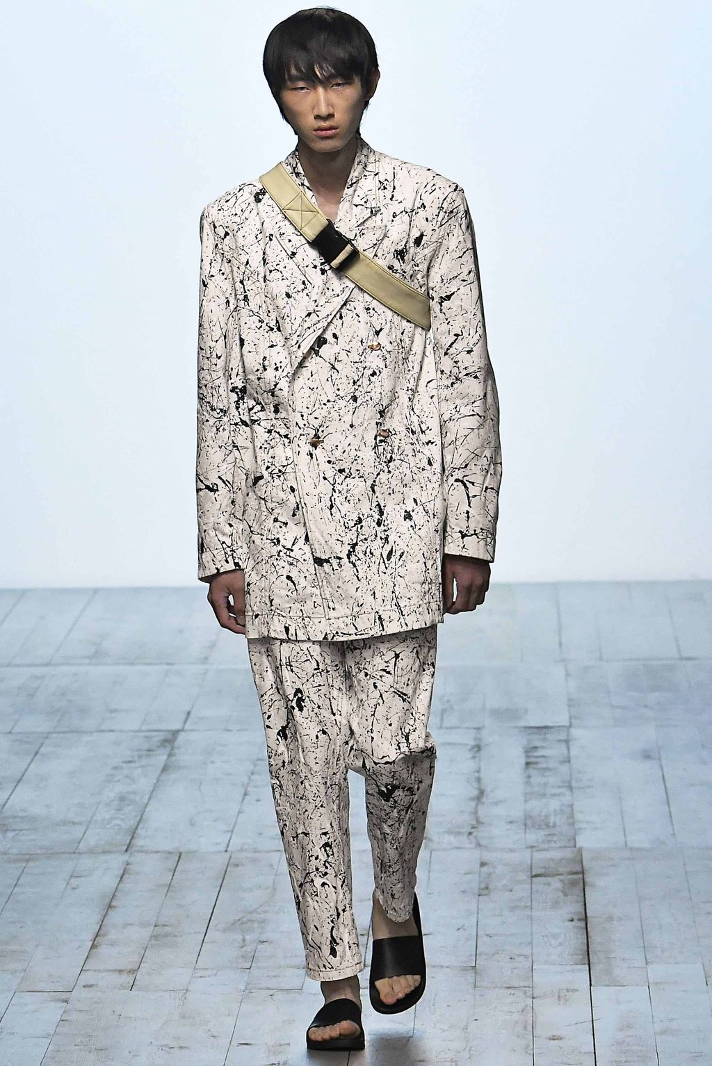 Fashion Week London Spring/Summer 2019 look 17 from the Alex Mullins collection 男装