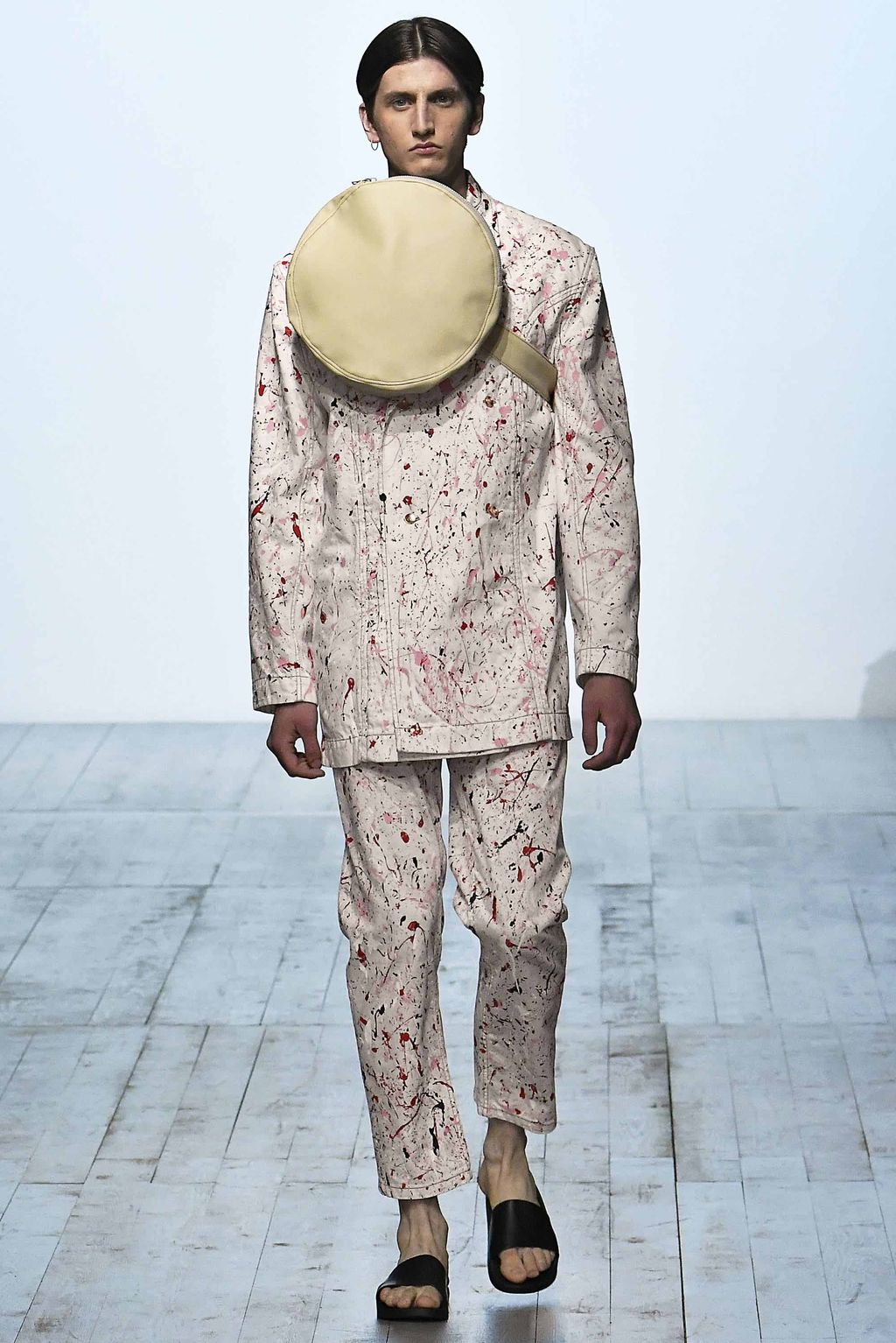 Fashion Week London Spring/Summer 2019 look 18 from the Alex Mullins collection 男装