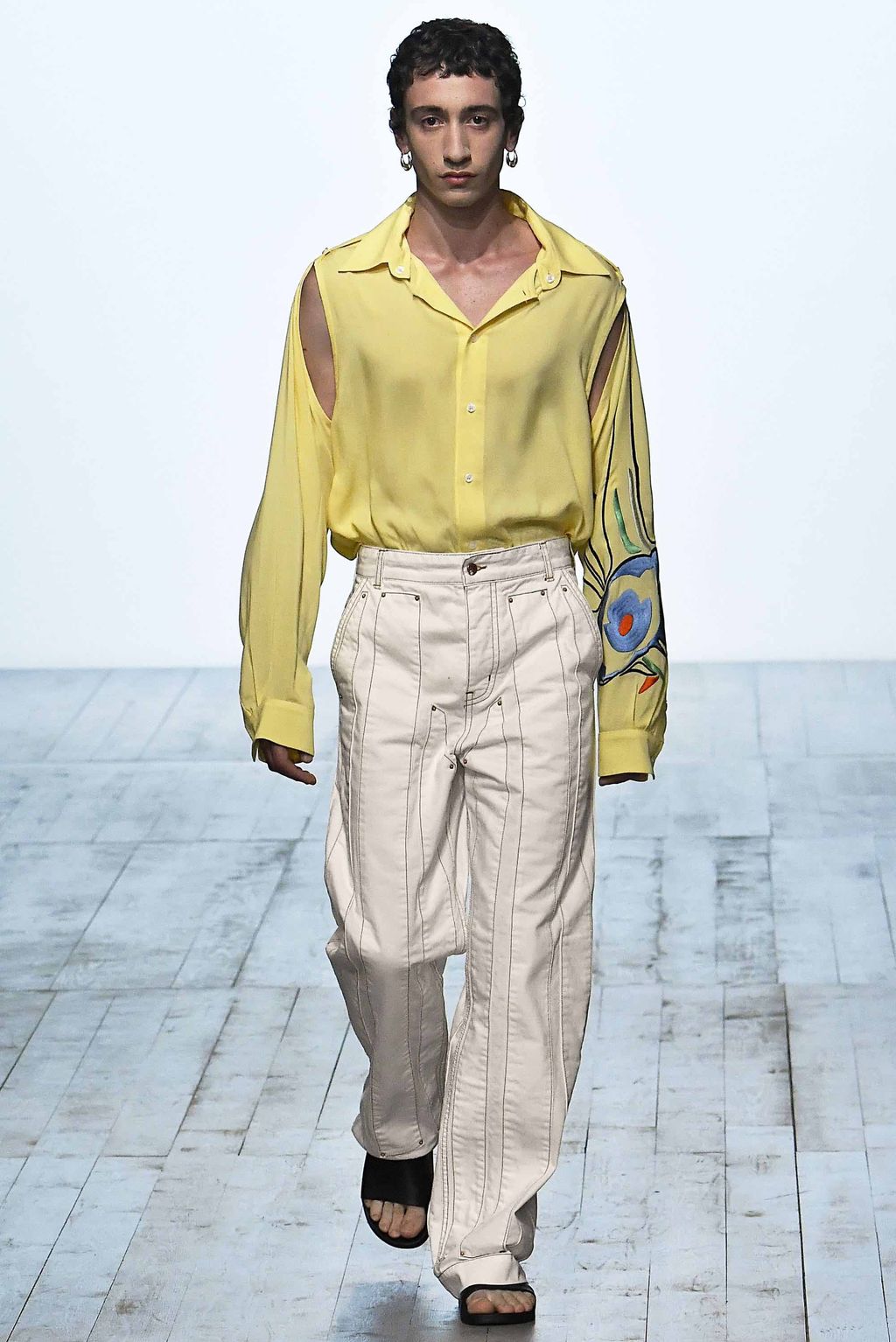 Fashion Week London Spring/Summer 2019 look 20 from the Alex Mullins collection 男装
