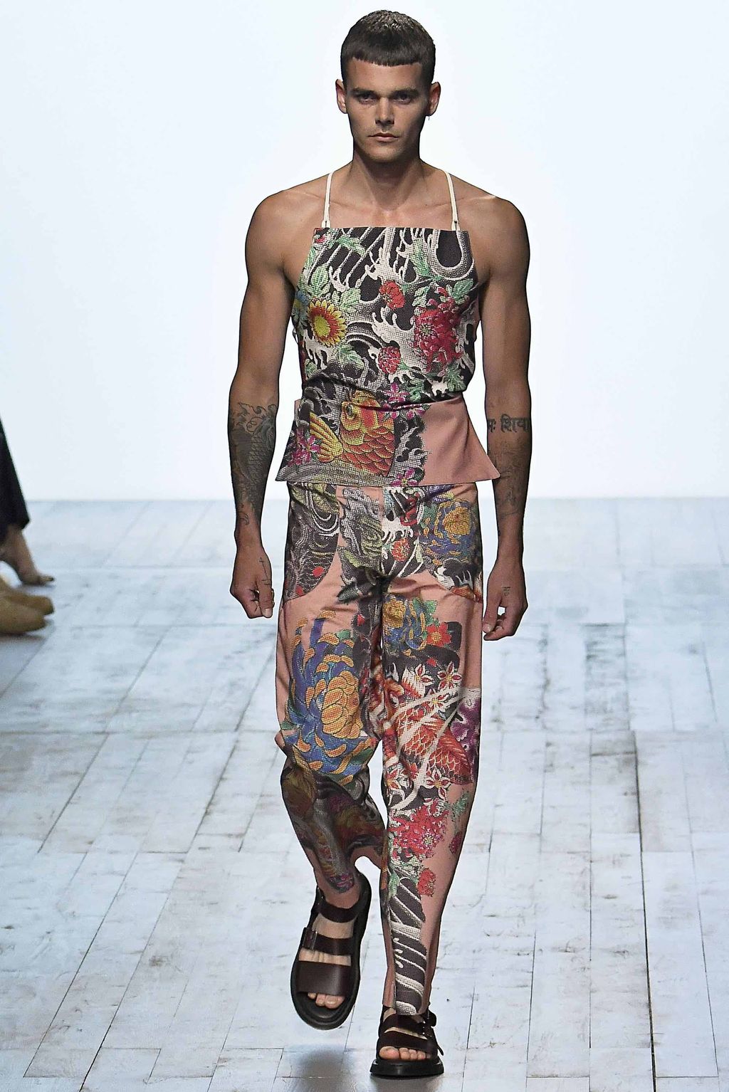 Fashion Week London Spring/Summer 2019 look 25 from the Alex Mullins collection 男装