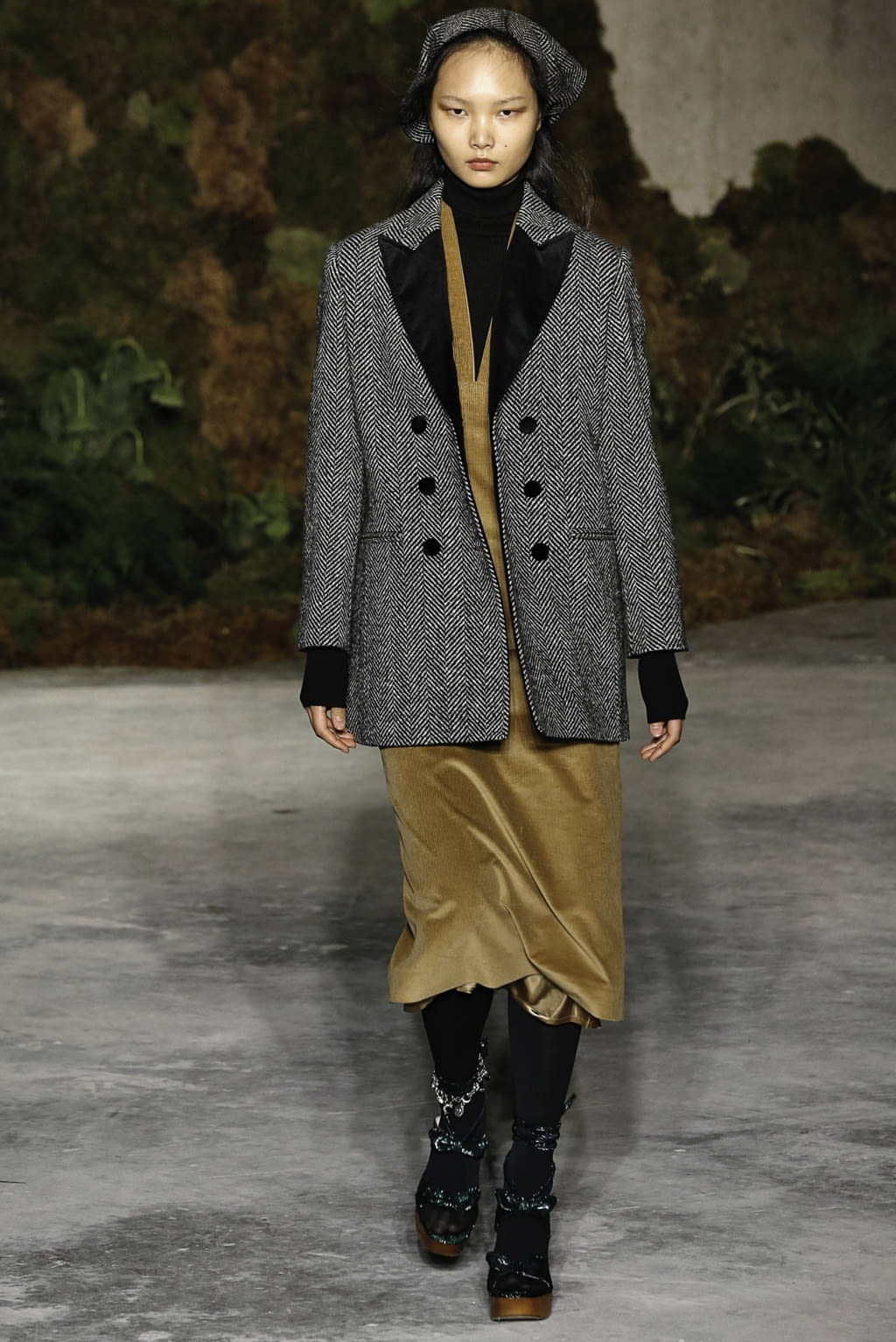 Fashion Week London Fall/Winter 2019 look 16 from the Alexa Chung collection womenswear