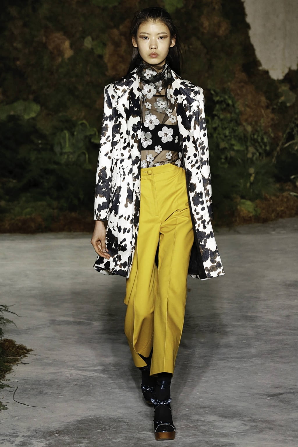 Fashion Week London Fall/Winter 2019 look 24 from the Alexa Chung collection womenswear