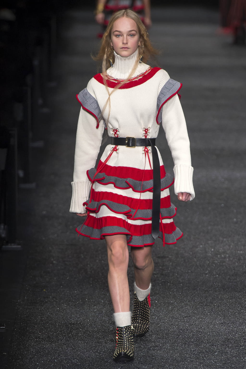 Fashion Week Paris Fall/Winter 2017 look 15 de la collection Alexander McQueen womenswear