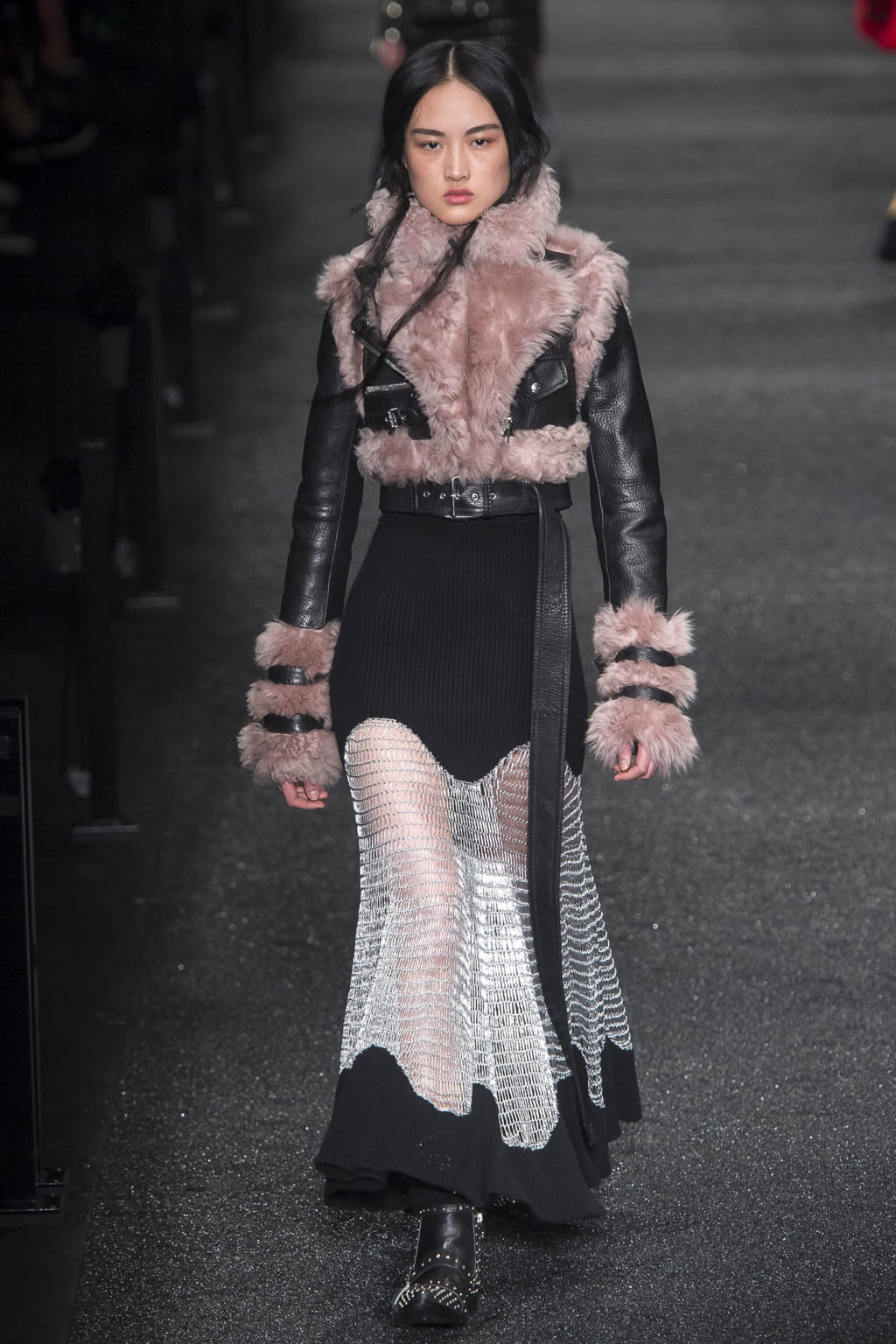 Fashion Week Paris Fall/Winter 2017 look 26 from the Alexander McQueen collection 女装