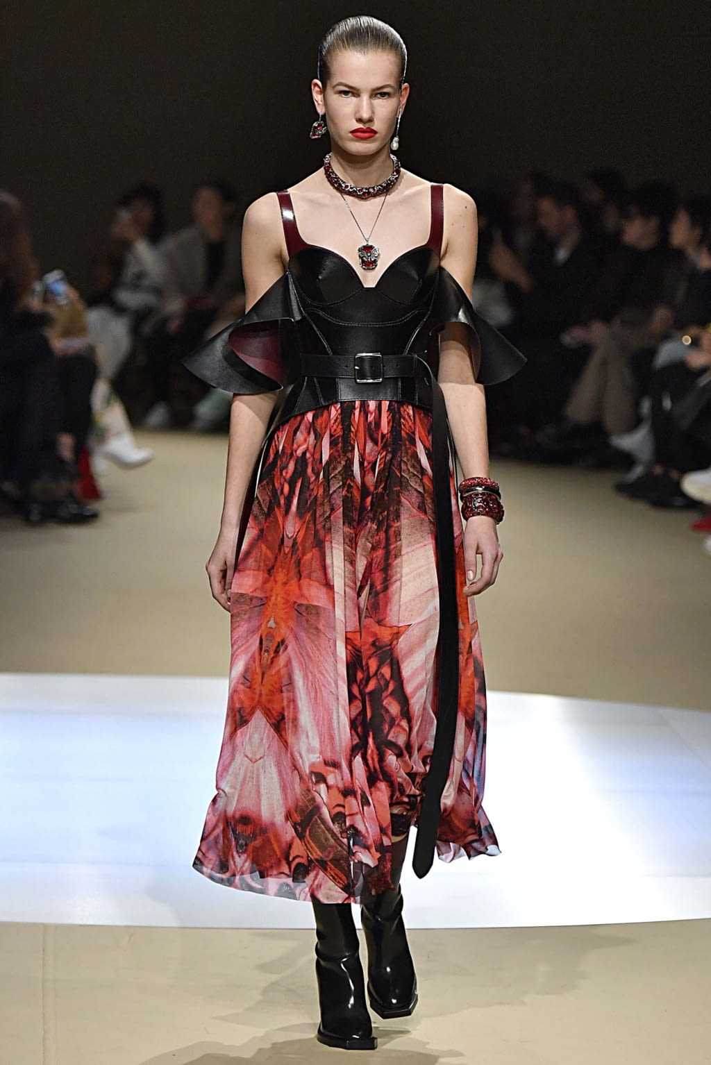 Fashion Week Paris Fall/Winter 2018 look 4 from the Alexander McQueen collection 女装