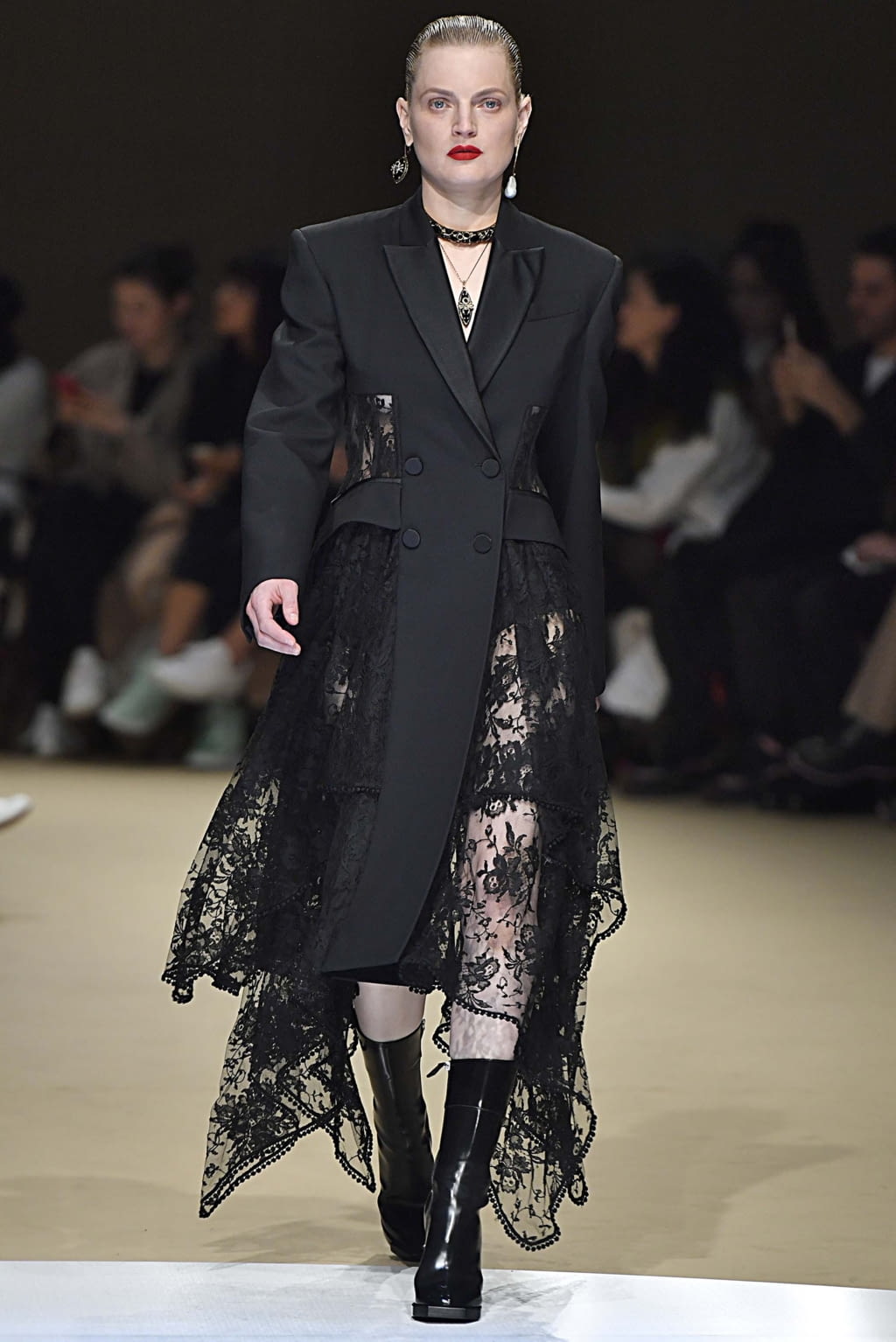 Fashion Week Paris Fall/Winter 2018 look 28 from the Alexander McQueen collection womenswear