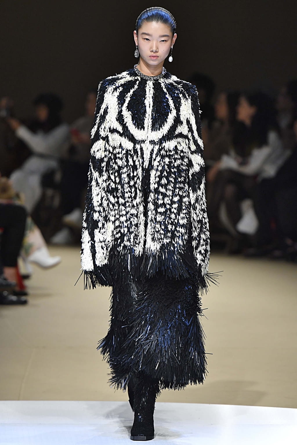 Fashion Week Paris Fall/Winter 2018 look 29 from the Alexander McQueen collection womenswear