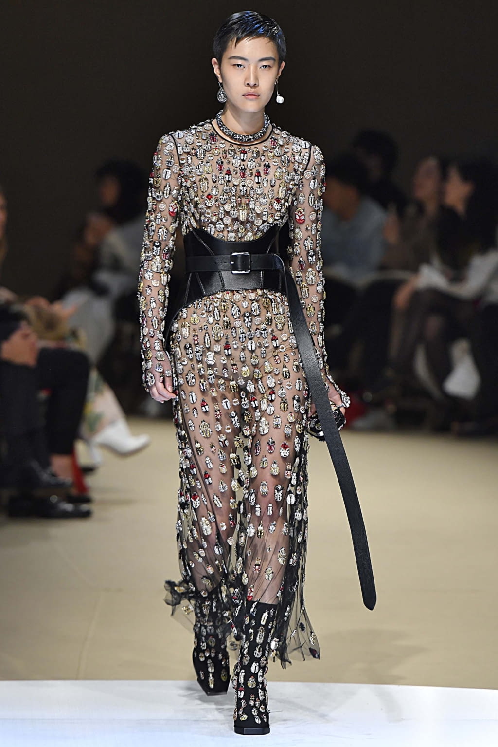 Fashion Week Paris Fall/Winter 2018 look 31 from the Alexander McQueen collection 女装
