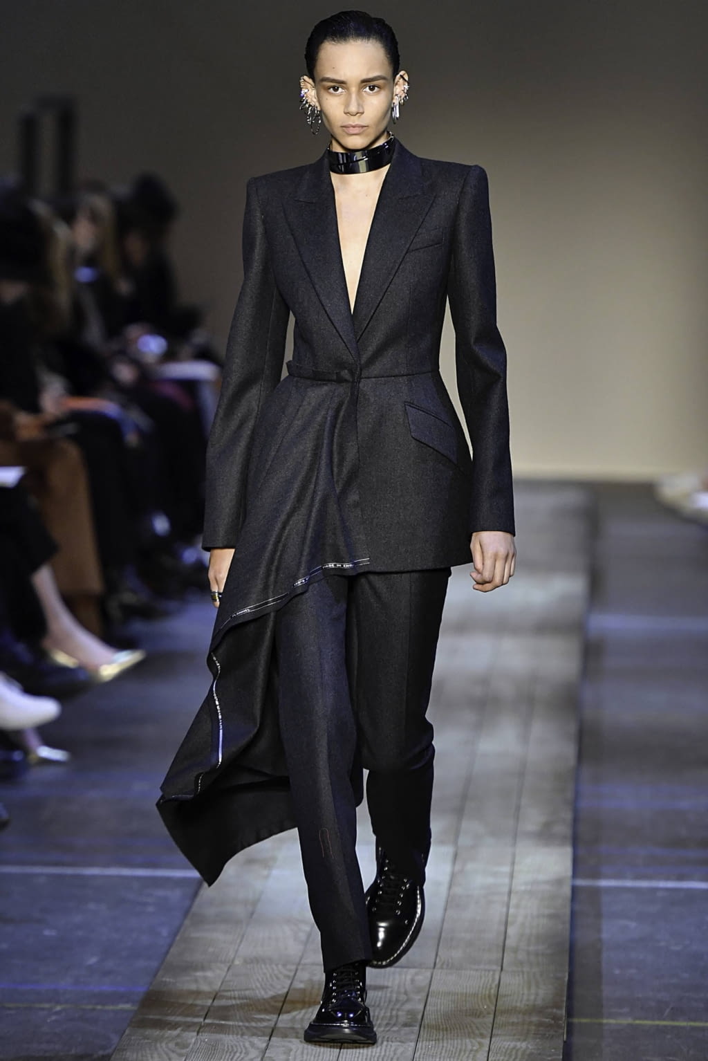 Fashion Week Paris Fall/Winter 2019 look 1 de la collection Alexander McQueen womenswear