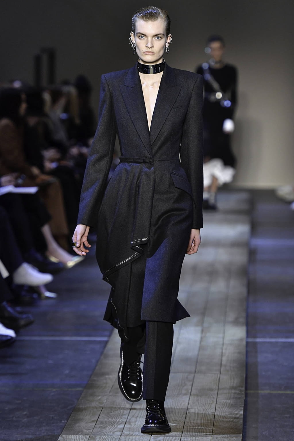 Fashion Week Paris Fall/Winter 2019 look 2 de la collection Alexander McQueen womenswear