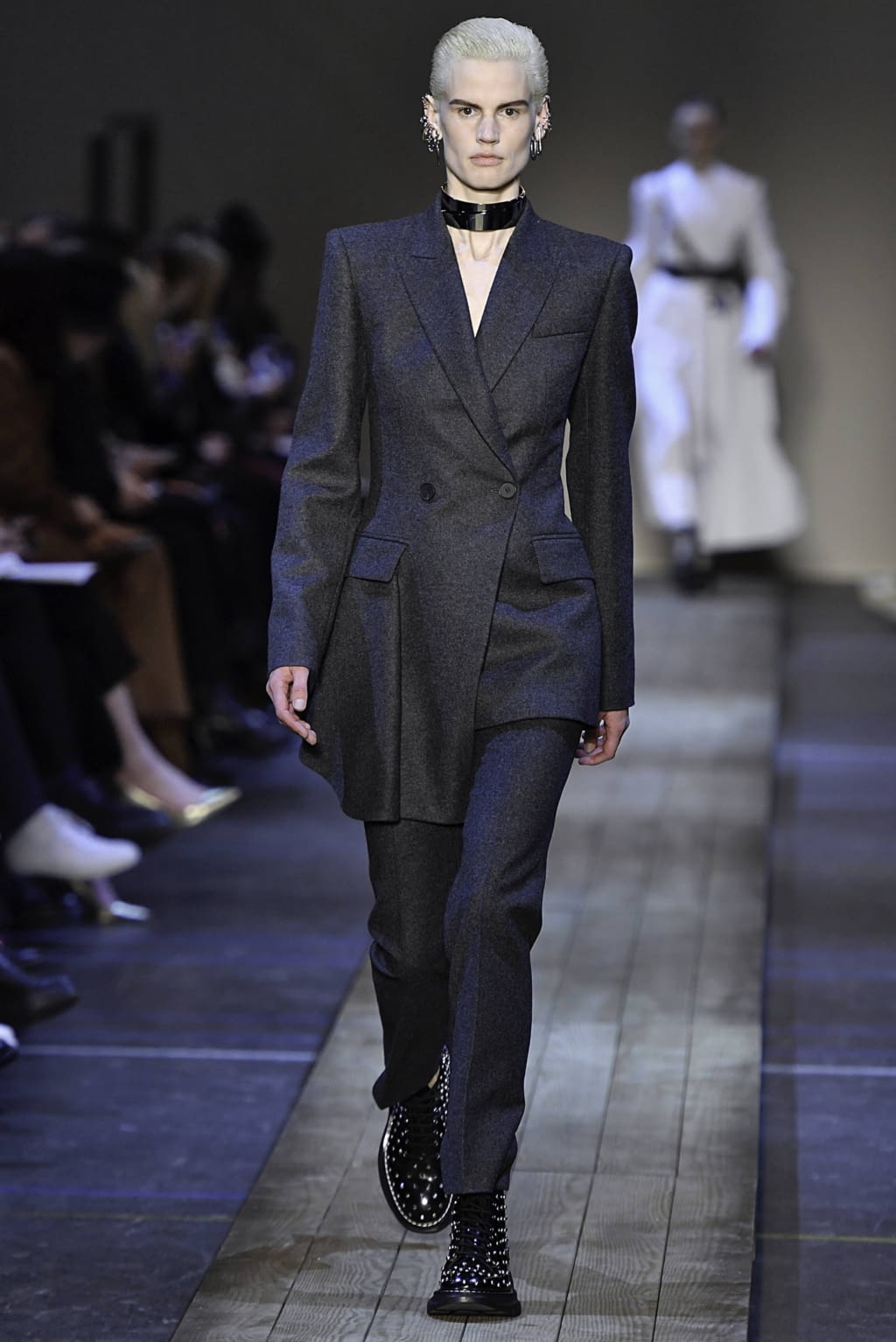 Fashion Week Paris Fall/Winter 2019 look 4 de la collection Alexander McQueen womenswear