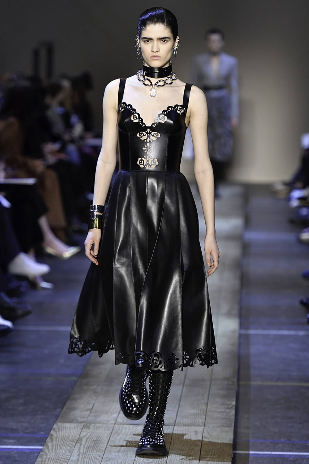 Fashion Week Paris Fall/Winter 2019 look 13 from the Alexander McQueen collection 女装