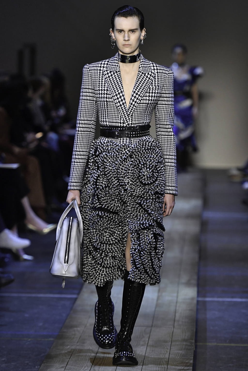 Fashion Week Paris Fall/Winter 2019 look 14 from the Alexander McQueen collection 女装