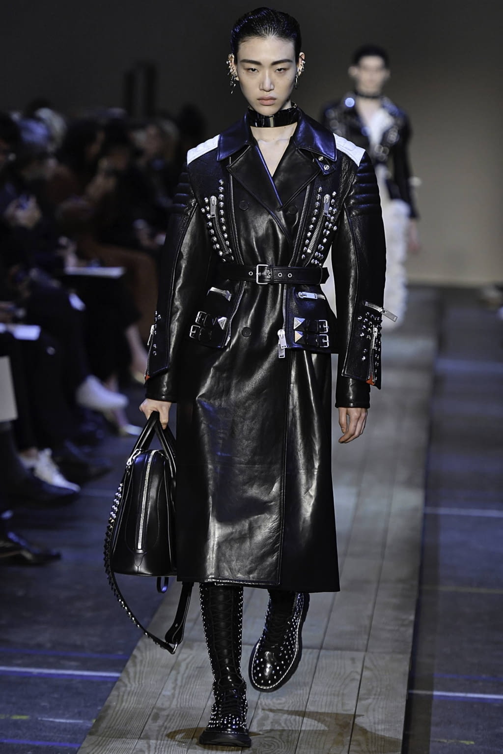 Fashion Week Paris Fall/Winter 2019 look 24 from the Alexander McQueen collection 女装