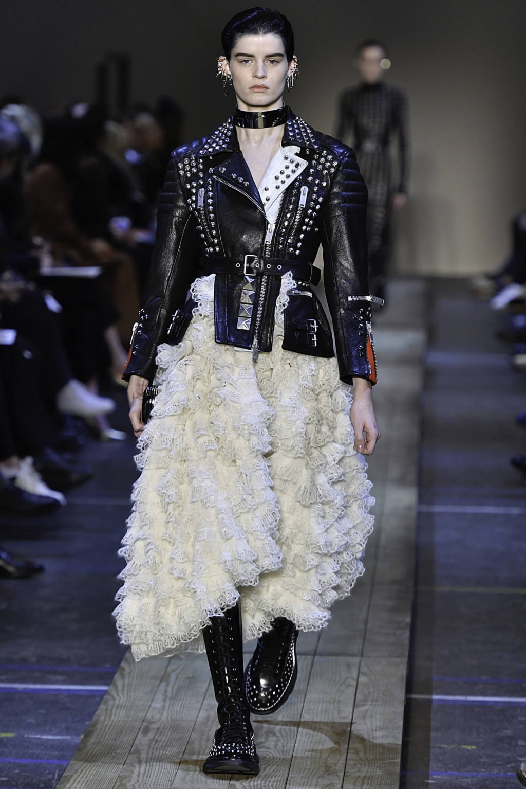 Fashion Week Paris Fall/Winter 2019 look 25 from the Alexander McQueen collection womenswear