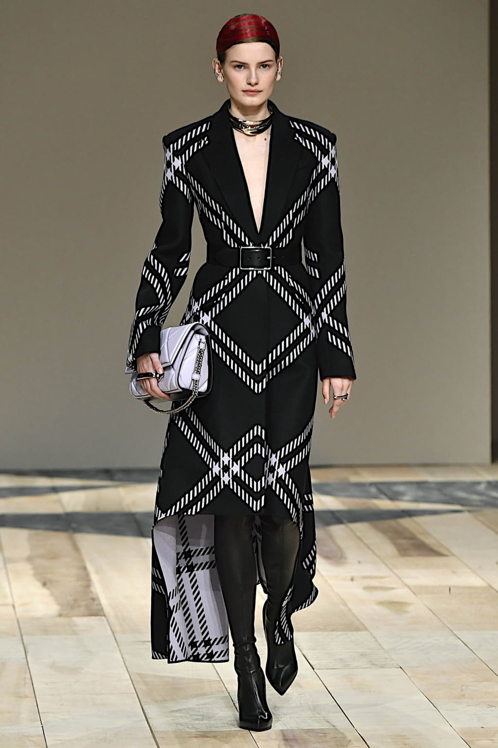 Fashion Week Paris Fall/Winter 2020 look 3 from the Alexander McQueen collection womenswear