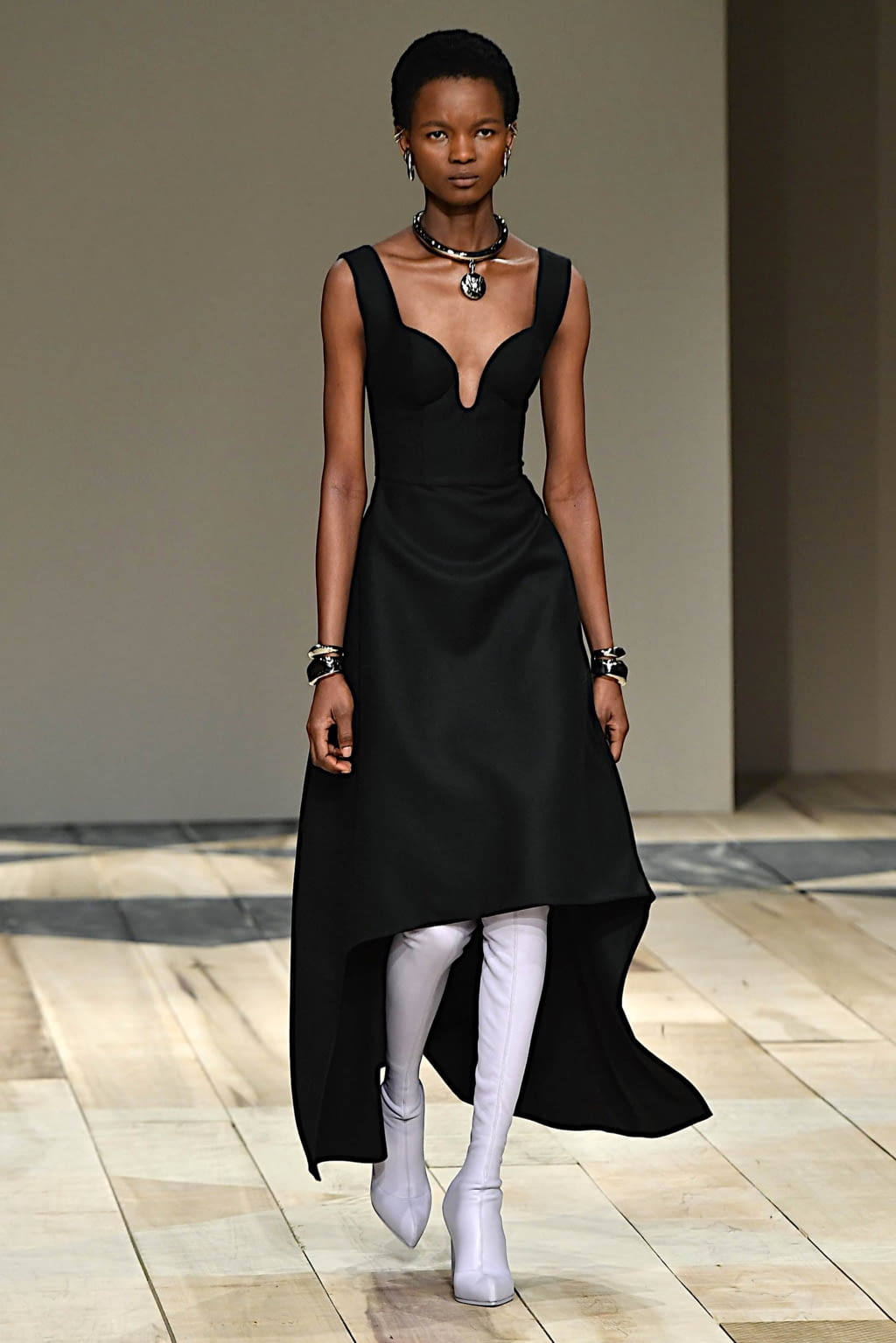 Fashion Week Paris Fall/Winter 2020 look 4 de la collection Alexander McQueen womenswear