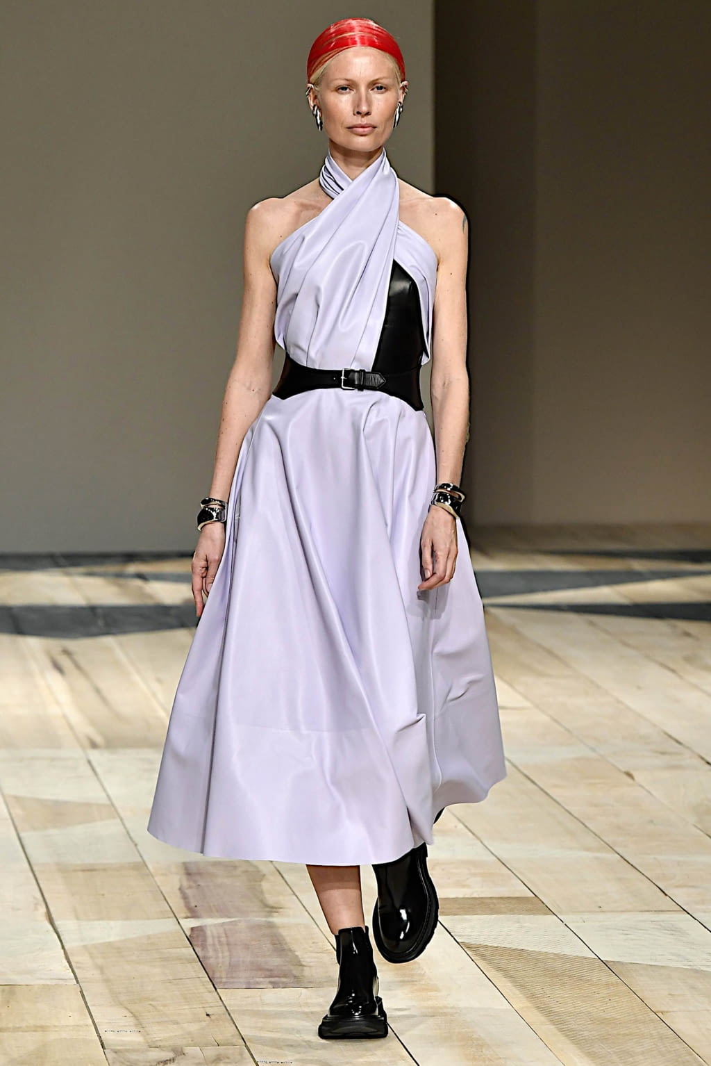 Fashion Week Paris Fall/Winter 2020 look 6 de la collection Alexander McQueen womenswear