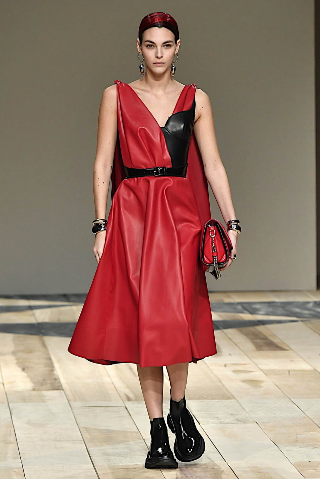 Fashion Week Paris Fall/Winter 2020 look 10 de la collection Alexander McQueen womenswear