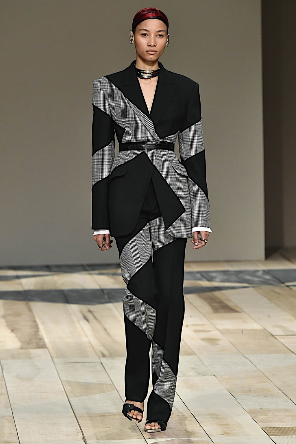 Fashion Week Paris Fall/Winter 2020 look 9 de la collection Alexander McQueen womenswear