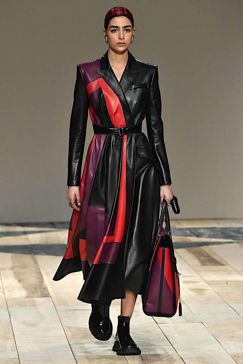 Fashion Week Paris Fall/Winter 2020 look 14 de la collection Alexander McQueen womenswear