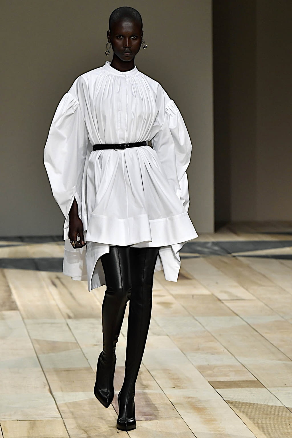 Fashion Week Paris Fall/Winter 2020 look 15 from the Alexander McQueen collection womenswear