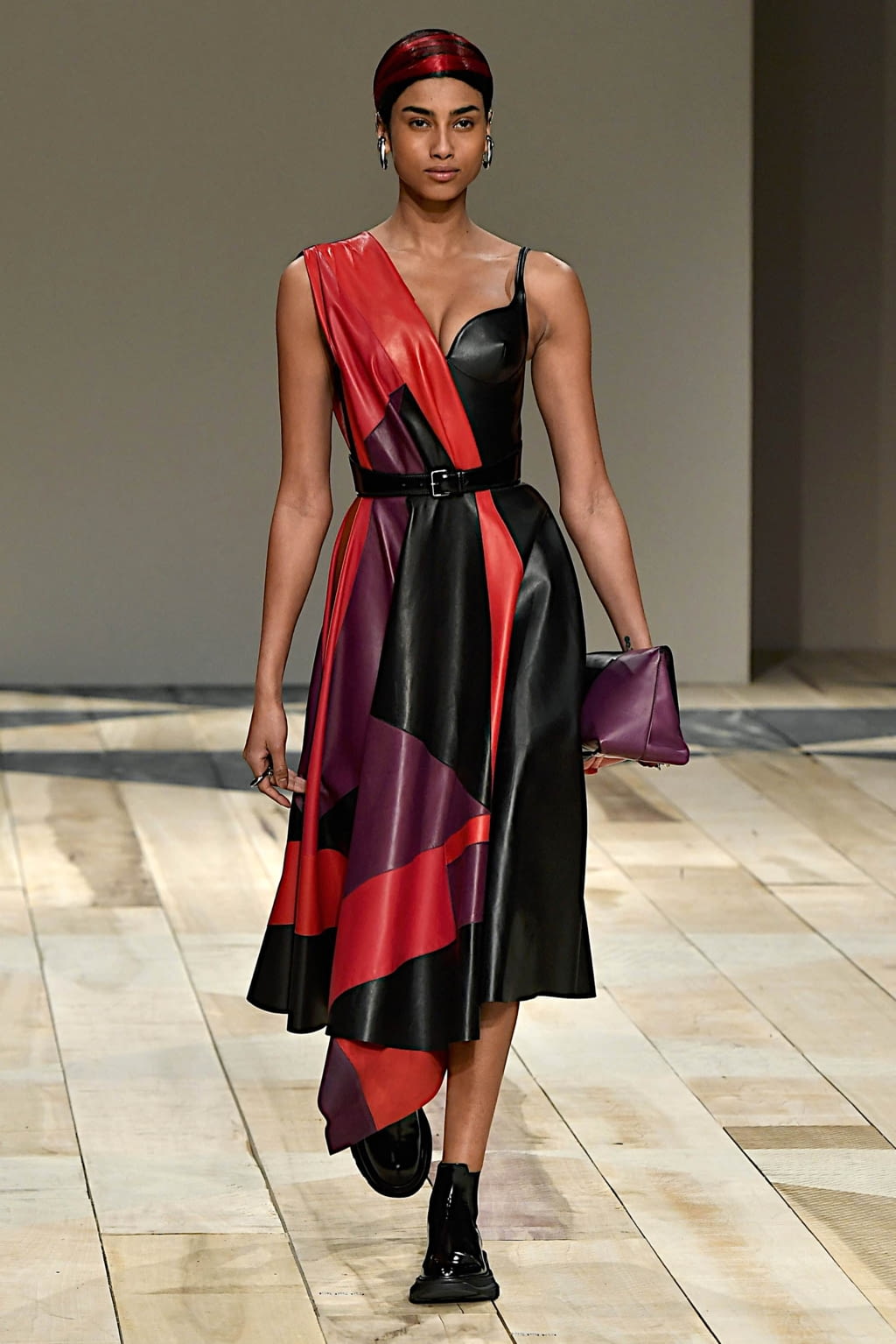 Fashion Week Paris Fall/Winter 2020 look 16 de la collection Alexander McQueen womenswear