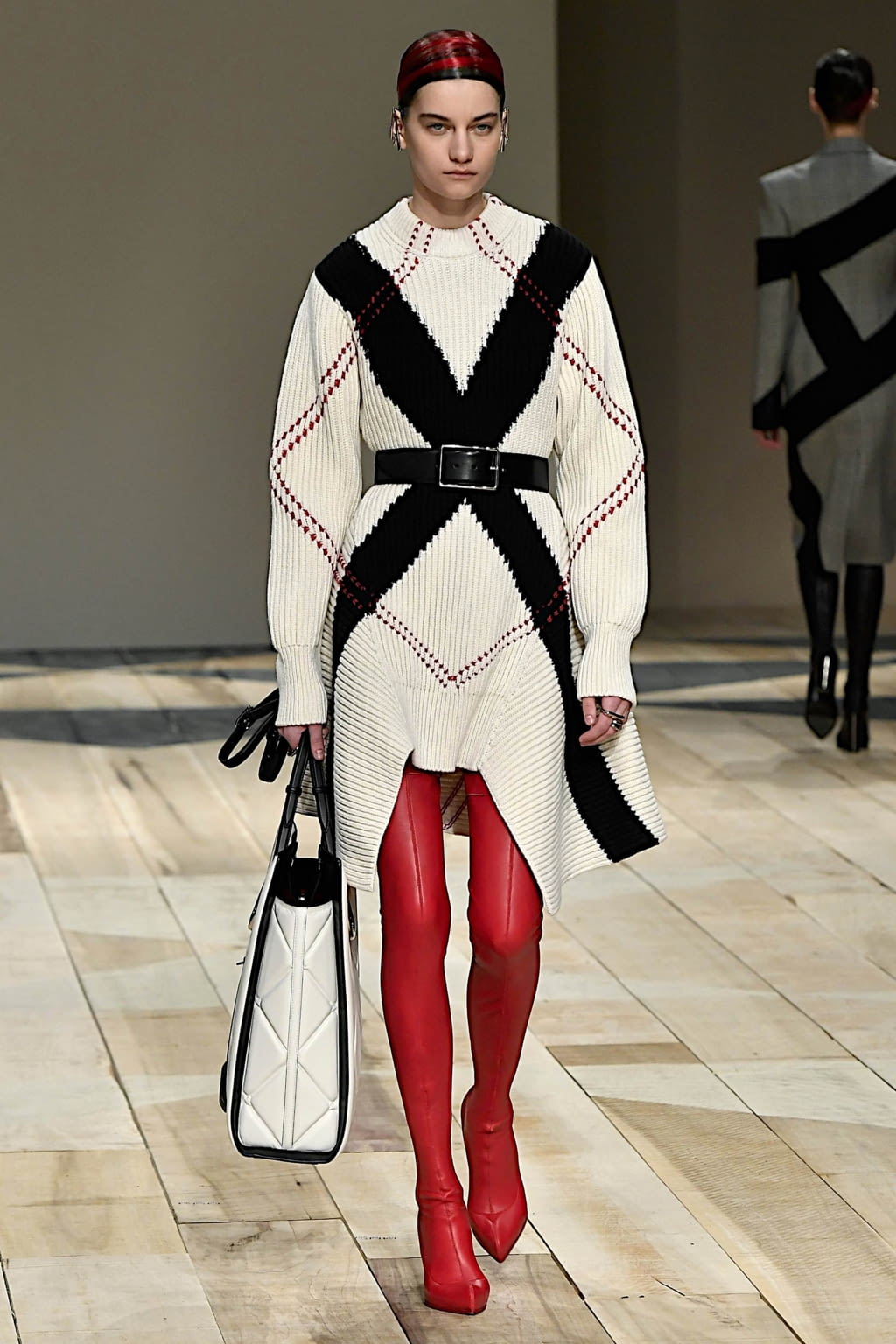 Fashion Week Paris Fall/Winter 2020 look 17 de la collection Alexander McQueen womenswear