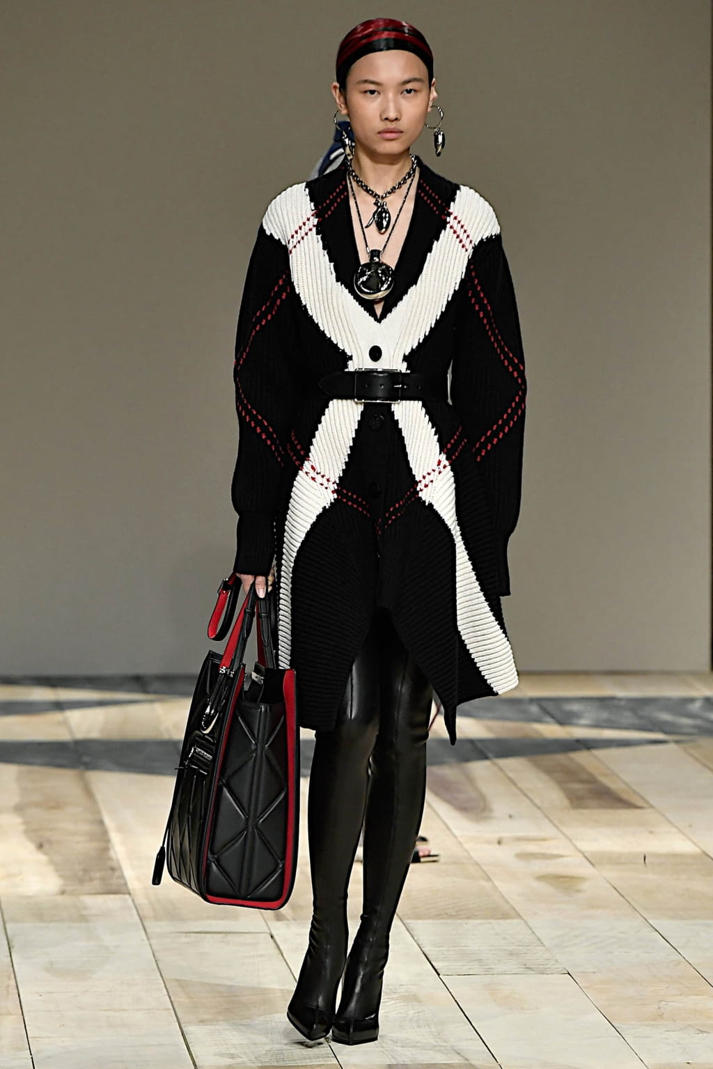 Fashion Week Paris Fall/Winter 2020 look 19 from the Alexander McQueen collection womenswear