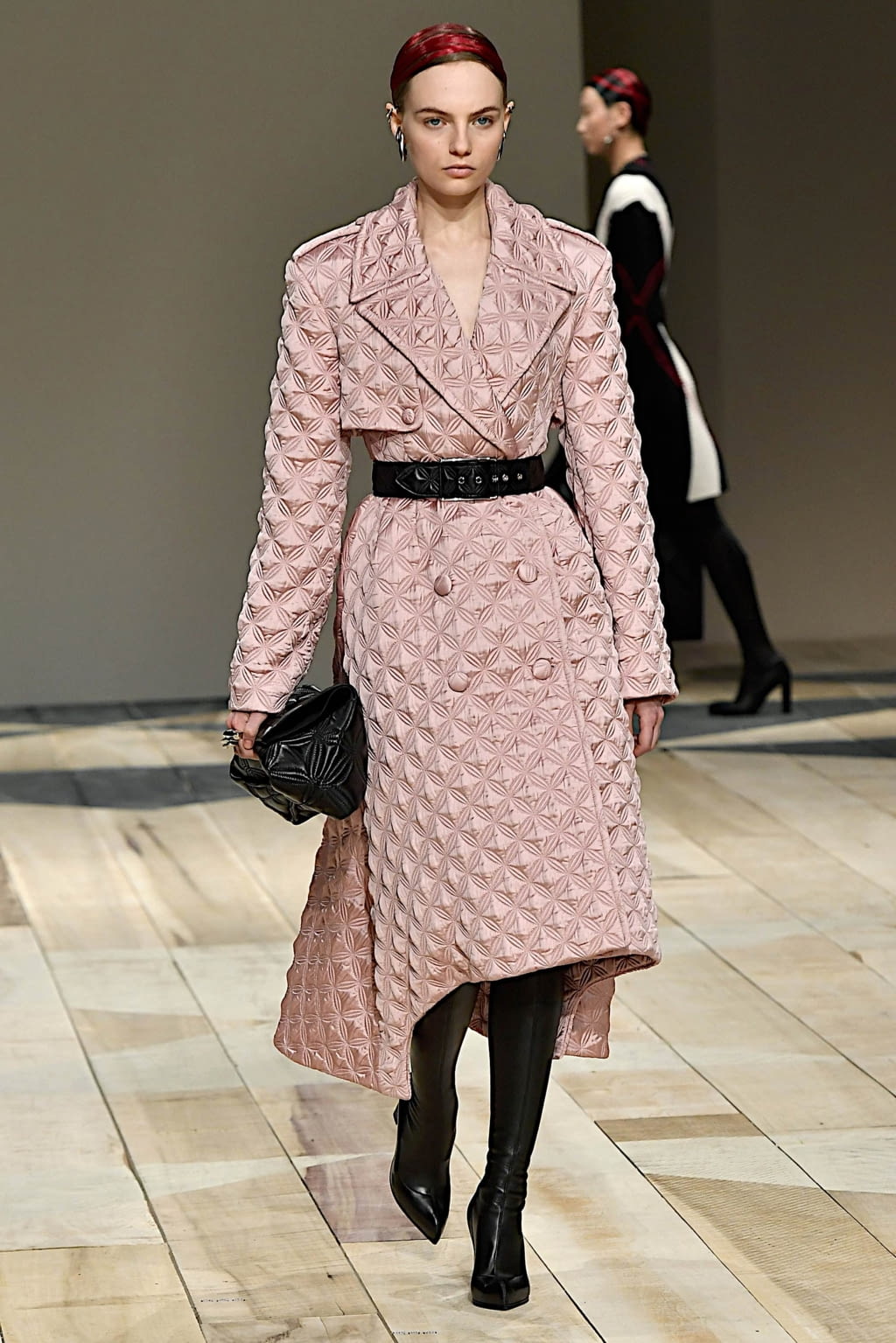 Fashion Week Paris Fall/Winter 2020 look 22 from the Alexander McQueen collection womenswear