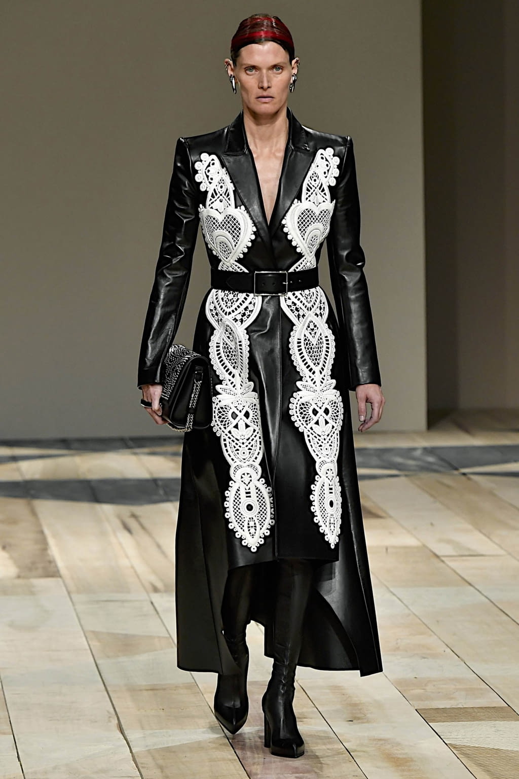 Fashion Week Paris Fall/Winter 2020 look 28 from the Alexander McQueen collection womenswear