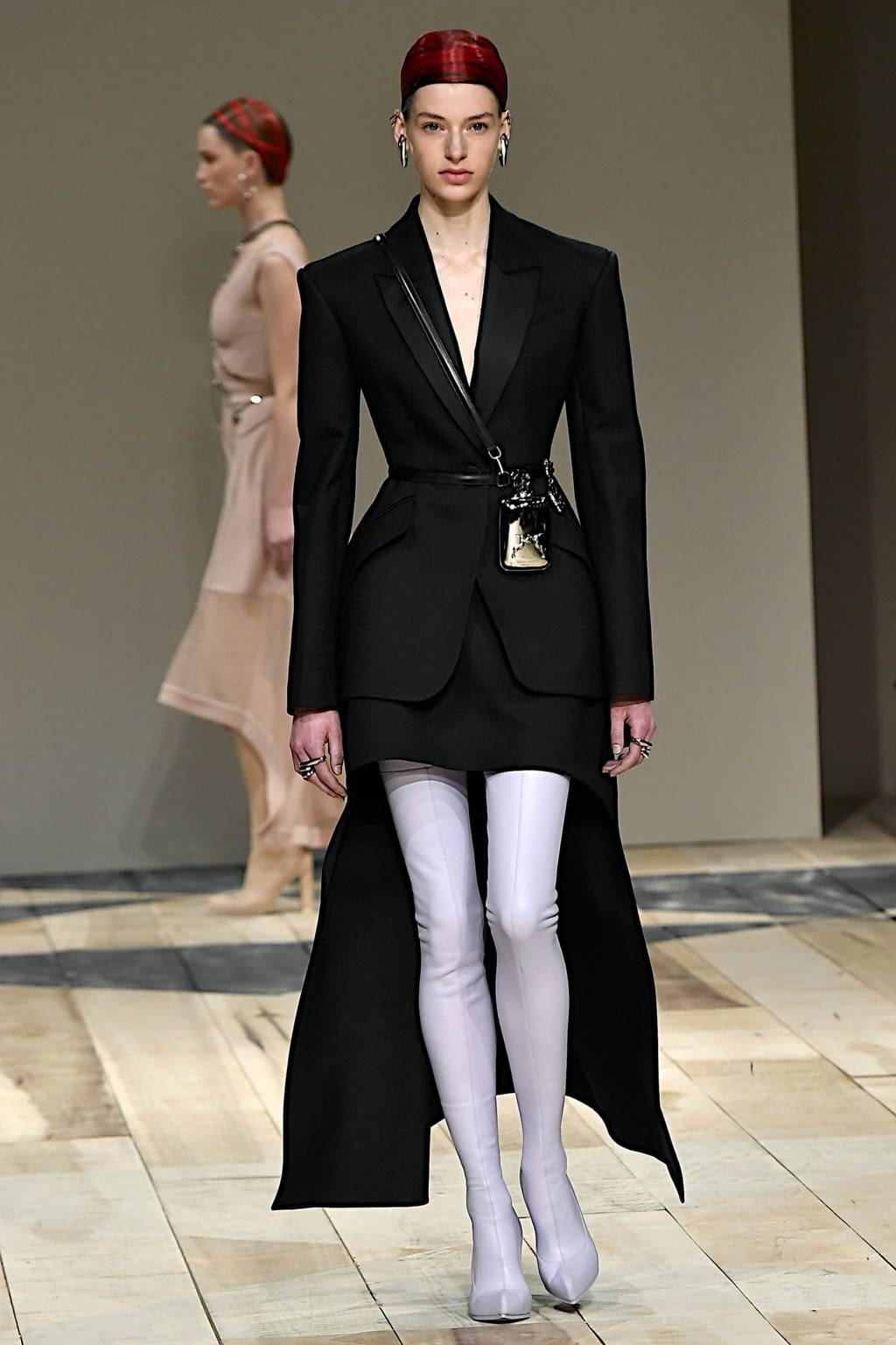 Fashion Week Paris Fall/Winter 2020 look 30 from the Alexander McQueen collection 女装