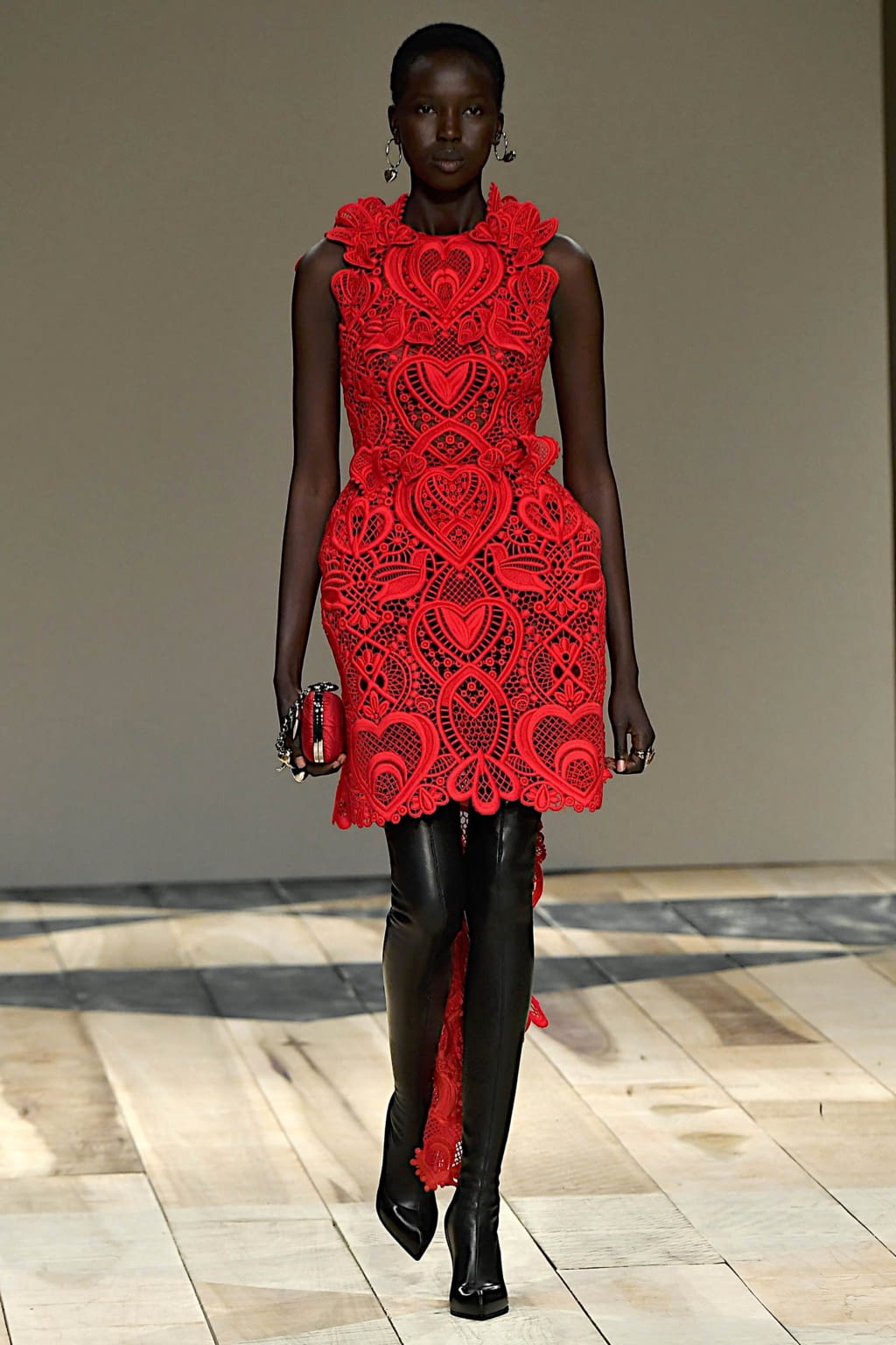 Fashion Week Paris Fall/Winter 2020 look 31 from the Alexander McQueen collection womenswear