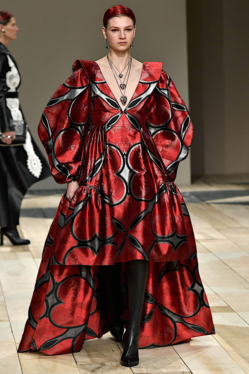 Fashion Week Paris Fall/Winter 2020 look 35 from the Alexander McQueen collection womenswear