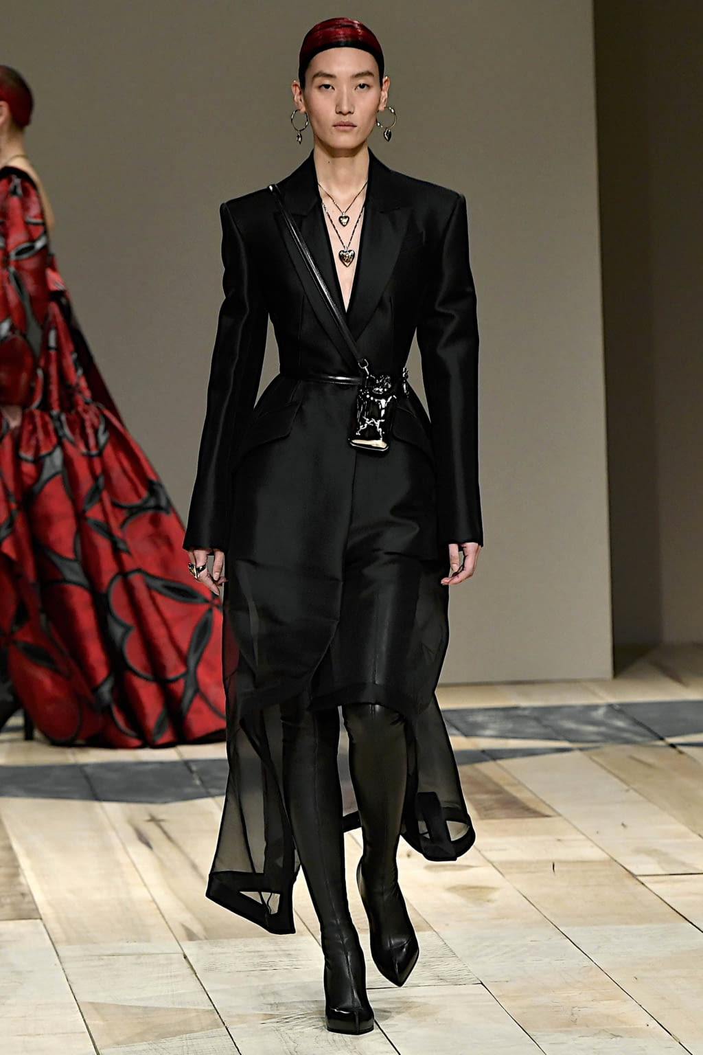 Fashion Week Paris Fall/Winter 2020 look 38 from the Alexander McQueen collection womenswear