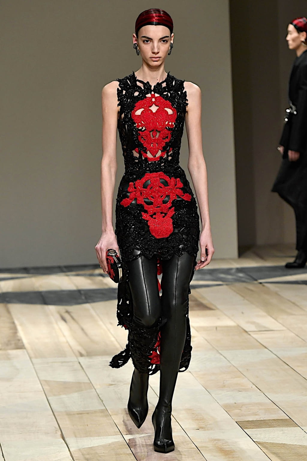Fashion Week Paris Fall/Winter 2020 look 41 from the Alexander McQueen collection 女装